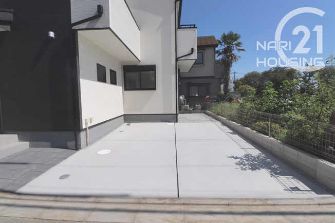 【駐車場】 | リーブルガーデン　立川市一番町6丁目　新築　全1棟 | 駐車スペース　並列2台分♪