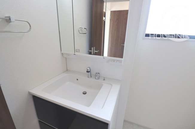 【独立洗面台】 | リーブルガーデン　立川市一番町6丁目　新築　全1棟 | 鏡の裏が収納スペースとなっている、三面鏡付き洗面台♪