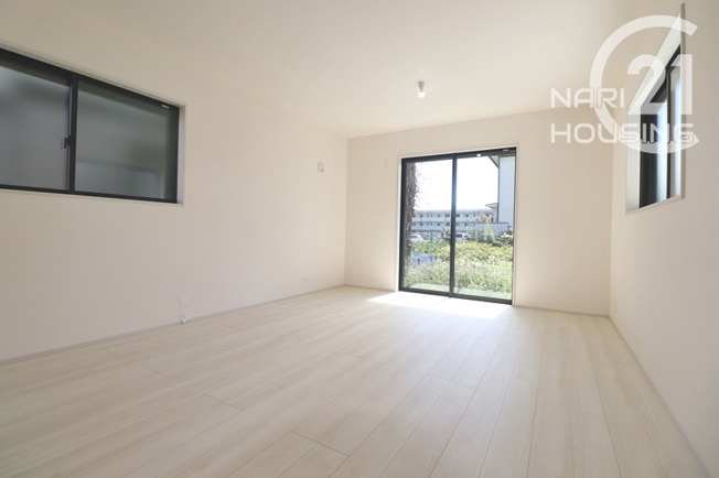 【居間・リビング】 | リーブルガーデン　立川市一番町6丁目　新築　全1棟 | 三面採光で、きちんと日差しが差し込みます♪