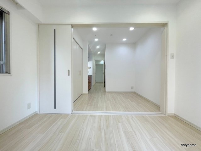 BRAVI南堀江　仲介手数料無料の居間・リビング