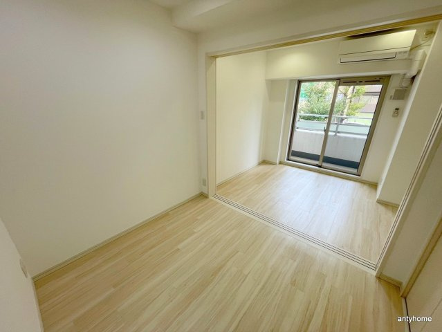 BRAVI南堀江　仲介手数料無料の居間・リビング