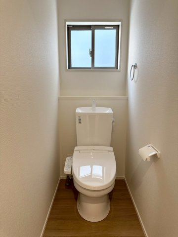 ーBloomーブルームー小倉南区湯川1丁目1期　【小倉南区　新築戸建て】のトイレ|窓もあり換気できる1階トイレ♪　【小倉南区　新築戸建て】