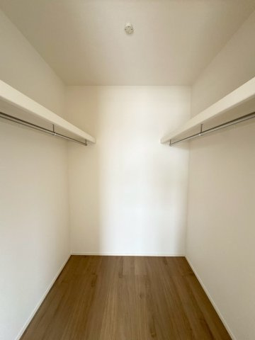 ーBloomーブルームー小倉南区湯川1丁目1期　【小倉南区　新築戸建て】の収納|両サイドにお洋服がかけれる大容量のWIC♪