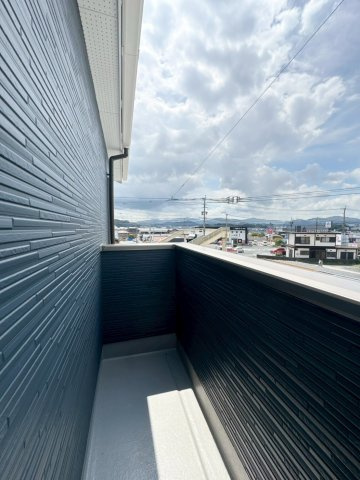 ーBloomーブルームー小倉南区湯川1丁目1期　【小倉南区　新築戸建て】のバルコニー|2階通路から出入りできるバルコニー♪
