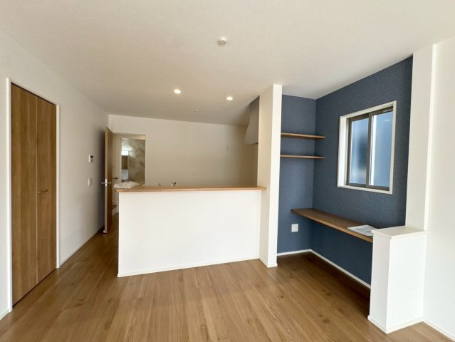ーBloomーブルームー小倉南区湯川1丁目1期　【小倉南区　新築戸建て】の居間・リビング|スタディカウンター付きなのでリモートワークやお子様のお勉強にも♪