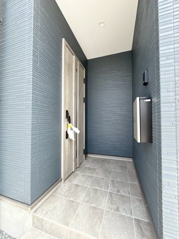 ーBloomーブルームー小倉南区湯川1丁目1期　【小倉南区　新築戸建て】の玄関|玄関には屋根もあり雨の日の開閉も焦りません♪　【小倉南区　新築戸建て】
