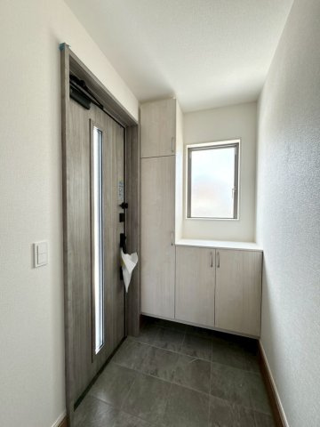 ーBloomーブルームー小倉南区湯川1丁目1期　【小倉南区　新築戸建て】の玄関|シューズボックス完備の明るい玄関♪　【小倉南区　新築戸建て】