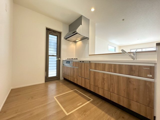 ーBloomーブルームー小倉南区湯川1丁目1期　【小倉南区　新築戸建て】のキッチン|勝手口がありキッチンから出入りできるので便利♪　【小倉南区　新築戸建て】