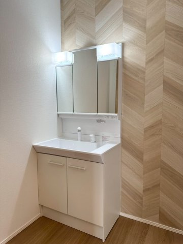 ーBloomーブルームー小倉南区湯川1丁目1期　【小倉南区　新築戸建て】の独立洗面台|朝の身支度に便利な三面鏡の化粧台♪【小倉南区　新築戸建て】