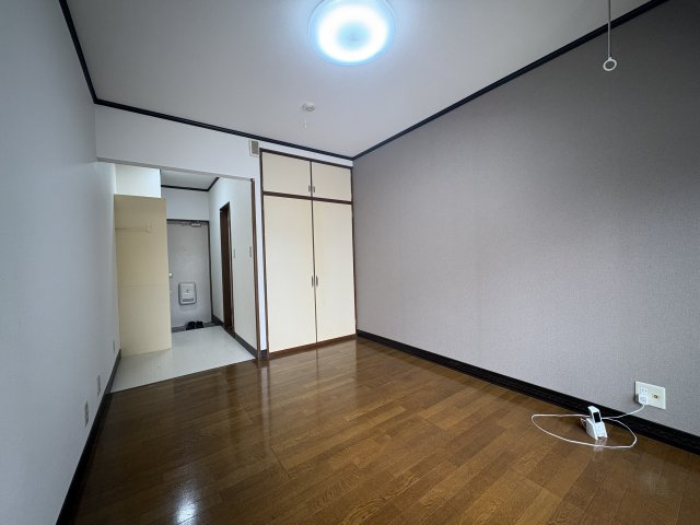昭島市朝日町１丁目のアパートの洋室