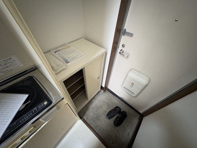 昭島市朝日町１丁目のアパートの玄関