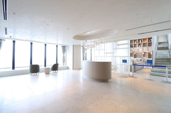 【受付】 | 【スカイコンシェルジュ】43階部分です。ラウンジの入口で、コンシェルジュがお出迎えします。