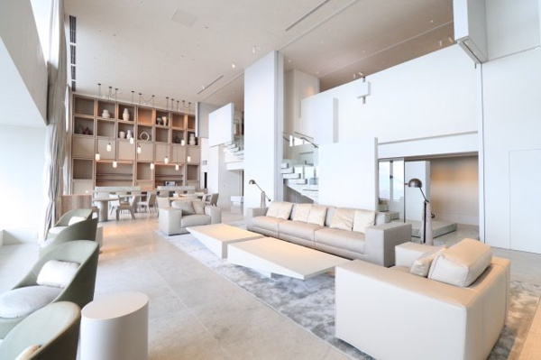 【ロビー】 | 【43バー&ラウンジ】ラグジュアリーホテル顔負けの、上品で洗練された空のラウンジです。