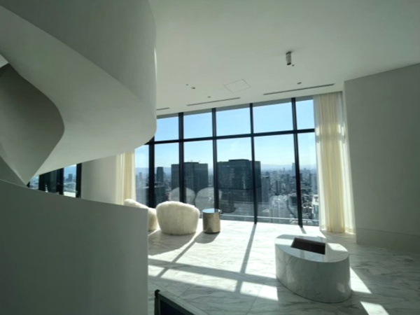 【ロビー】 | 【ザ・ぺントハウス】他では味わえない開放感に浸りながら、ご家族やゲストとご歓談いただけます。