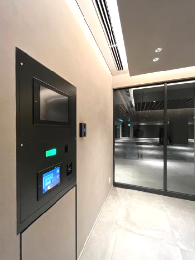 【ロビー】 | 【ウェイティングラウンジ】駐車場予約操作盤がございます。ガラス張りなので、駐車場内がよく見えます！