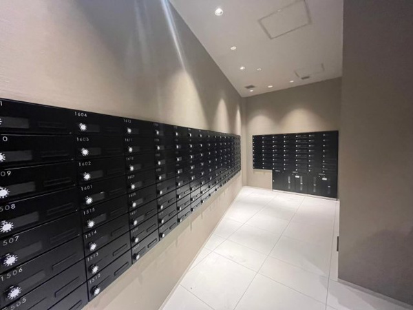 【設備】 | 【メールコーナー】シンプルで使い勝手の良い郵便受けです！宅配ボックスもございます！