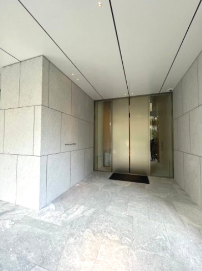  | 【グランドエントランス出入口】グレード感漂うエントランス！都市邸宅のステイタスを感じさせる空間です！