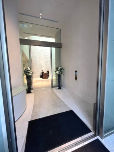 【エントランス】 | 【風除室】オートロックを解除し風除室を抜けた先には、美しいグランドエントランスが広がっています。