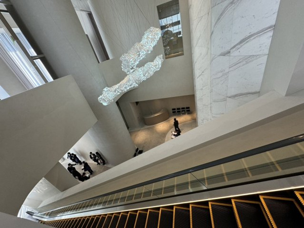 【エントランス】 | 【グランドエントランス】まるで美術館やラグジュアリーホテルのような雰囲気！開放的な吹き抜け！