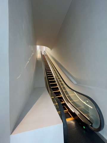【エントランス】 | 【グランドエントランス】2階へと昇っていくエスカレーターです！シンプルで上品な空間デザイン！