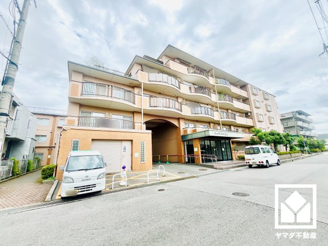 シャルマンコーポ新田辺の駐車場