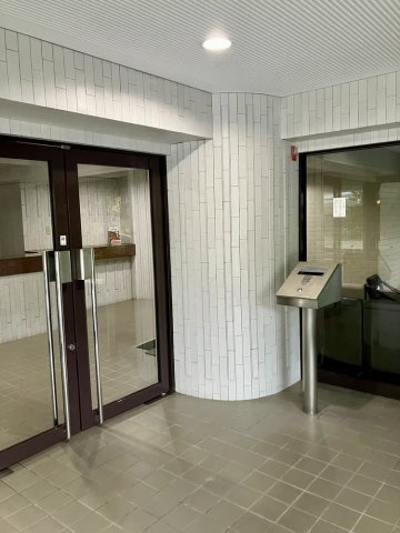 グランドムール膳所　天然木フルリノベーションのエントランス|										
