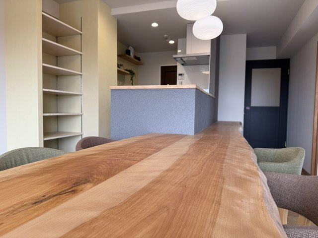 グランドムール膳所　天然木フルリノベーションのキッチン|天然木”カバ桜”カウンター+ダイニング一体型テーブル