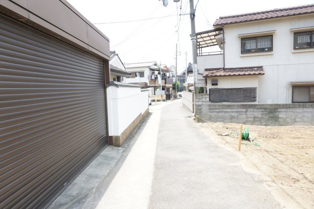 売土地　大東市北条５丁目（建築条件無し更地渡し）の前面道路含む現地写真