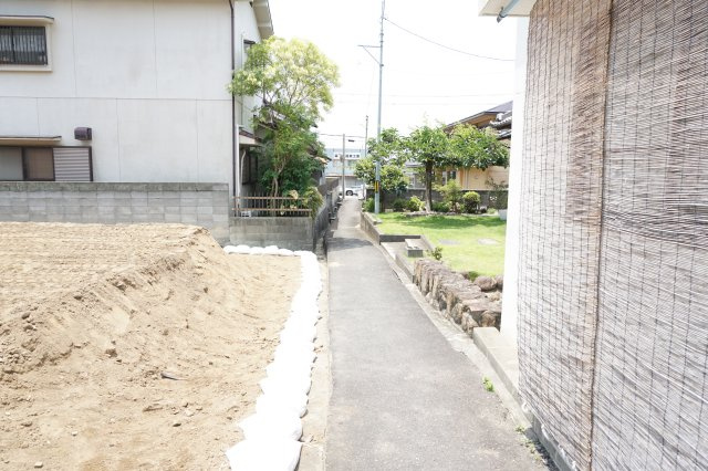 売土地　大東市北条５丁目（建築条件無し更地渡し）の前面道路含む現地写真