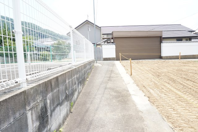 売土地　大東市北条５丁目（建築条件無し更地渡し）の前面道路含む現地写真