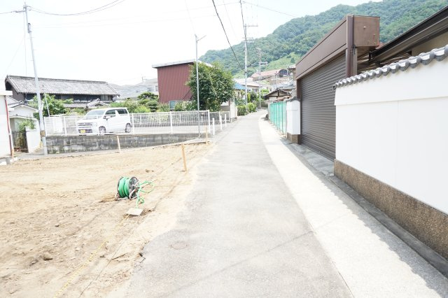 売土地　大東市北条５丁目（建築条件無し更地渡し）の前面道路含む現地写真