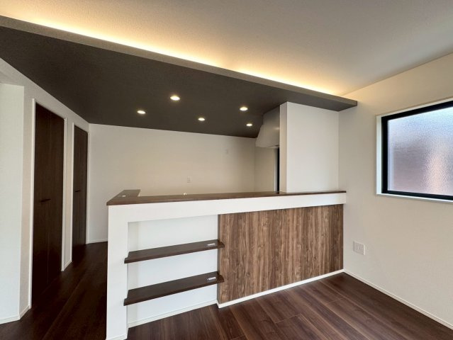 ーFor.Mーフォルムー小倉南区湯川1丁目1期　【小倉南区　新築戸建て】のキッチン|インテリア性を高めるコーブ照明がお洒落♪　【小倉南区　新築戸建て】