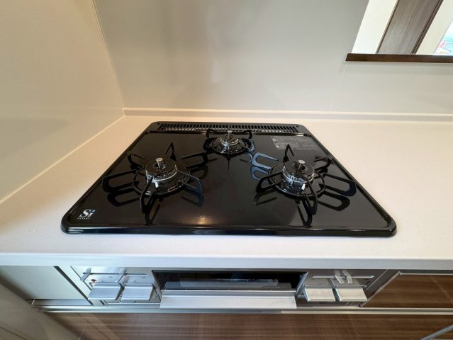 ーFor.Mーフォルムー小倉南区湯川1丁目1期　【小倉南区　新築戸建て】のキッチン|3口ガスコンロのシステムキッチン♪【小倉南区　新築戸建て】