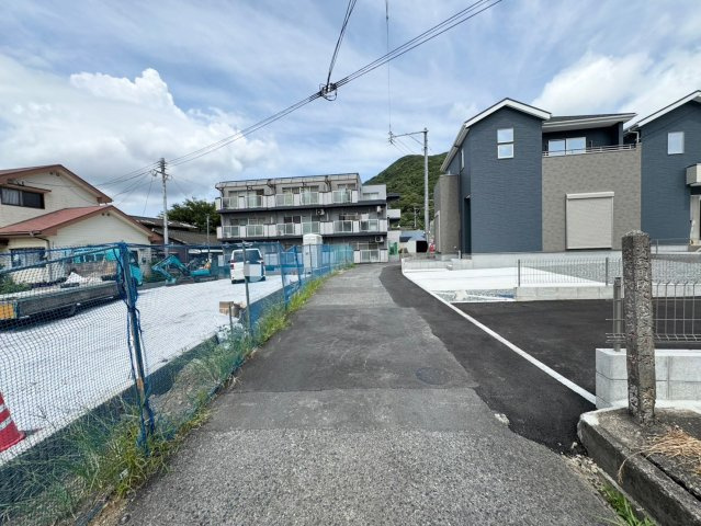 ーFor.Mーフォルムー小倉南区湯川1丁目1期　【小倉南区　新築戸建て】の前面道路含む現地写真|道幅が少し狭いですが、すぐ大通りに出られます　【小倉南区　新築戸建て】
