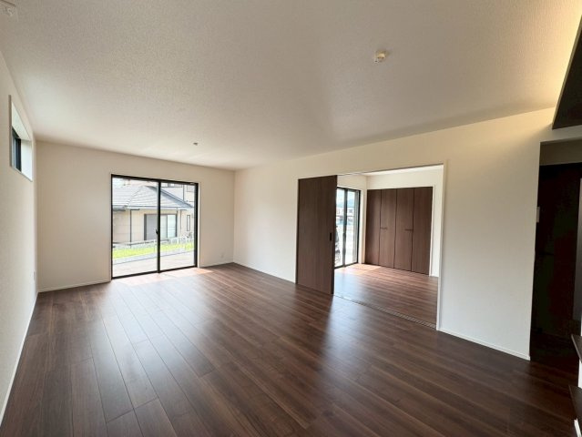 ーFor.Mーフォルムー小倉南区湯川1丁目1期　【小倉南区　新築戸建て】の居間・リビング|18.5帖のLDKは広々とした空間で、家族がゆったりとくつろげます。　【小倉南区　新築戸建て】