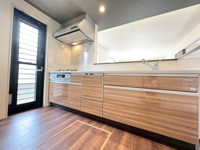 ーFor.Mーフォルムー小倉南区湯川1丁目1期　【小倉南区　新築戸建て】のキッチン|便利な食洗器付きの収納豊富でデザイン性の優れたシステムキッチン【小倉南区　新築戸建て】