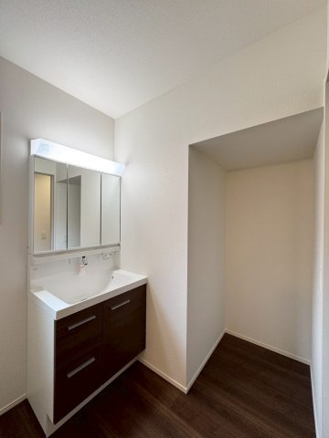 ーFor.Mーフォルムー小倉南区湯川1丁目1期　【小倉南区　新築戸建て】の脱衣所|洗面脱衣室には収納スペース完備で棚なども場所を取らずに置けます♪　【小倉南区　新築戸建て】