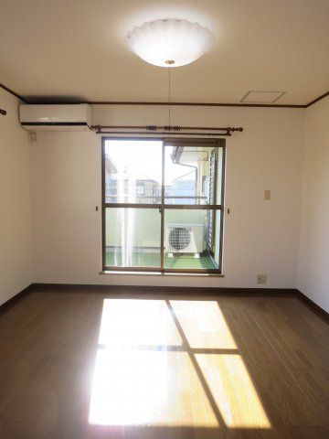 松ケ丘２丁目住宅の洋室|南側洋室8帖　エアコン付き、ウォークインクローゼットがあります。