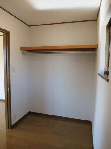 松ケ丘２丁目住宅の収納|ウォークインクローゼット　収納力抜群です♪