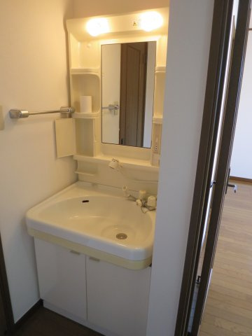 松ケ丘２丁目住宅の洗面所|2Fにも洗面台があります。