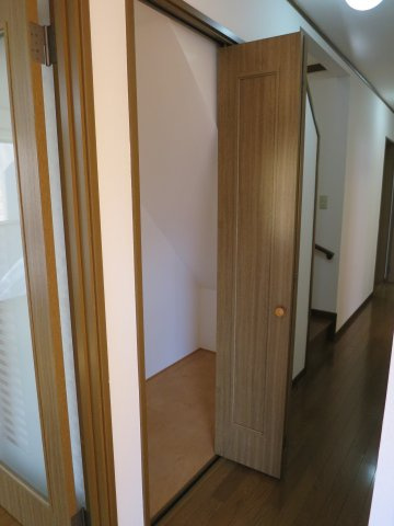 松ケ丘２丁目住宅の収納|階段下収納