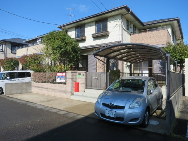 松ケ丘２丁目住宅の駐車場|2台分スペース有ります。嬉しいカーポート付き！