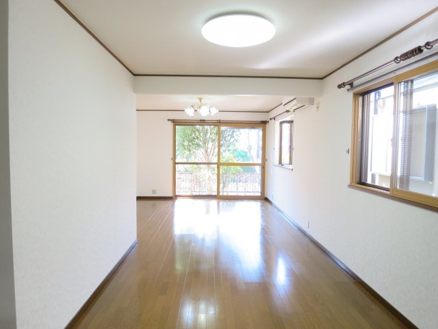 松ケ丘２丁目住宅の居間・リビング|LDK21.5帖　エアコン、照明付きです。