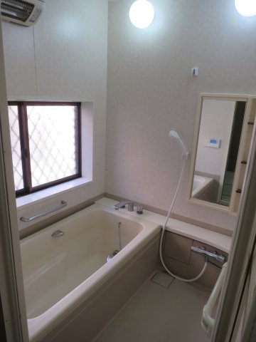 松ケ丘２丁目住宅の浴室|窓があり明るい浴室です。