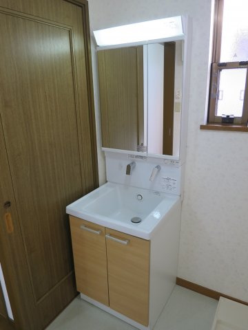 松ケ丘２丁目住宅の洗面所|1F洗髪洗面化粧台