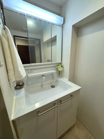 府中マンションの独立洗面台|三面鏡付洗面化粧台：TOTO製独立洗面台