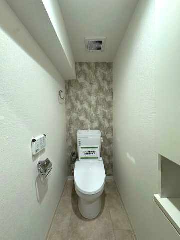 府中マンションのトイレ|トイレ：LIXIL製シャワー一体型トイレ