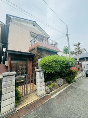 【外観】 | 旭区清水３丁目中古戸建 | 京阪線と大阪メトロ2線の3WAYアクセスが便利な中古戸建。2階部分は洋室2室にそれぞれバルコニーが面しており、涼風吹き抜ける心地の良い住まいです。リフォームのご相談も同時に承っております！