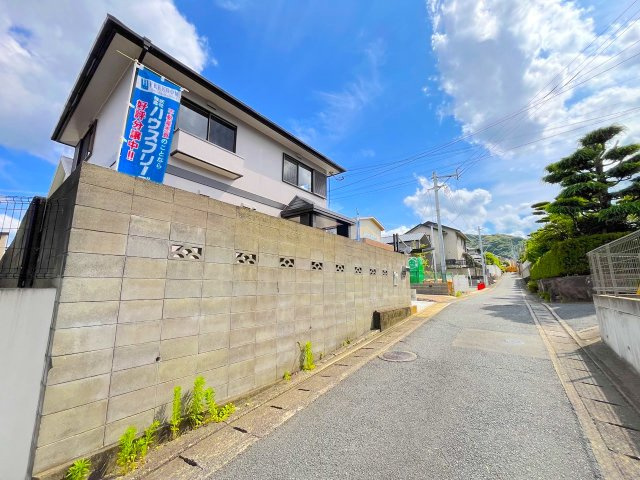 鶴田２丁目戸建の前面道路含む現地写真