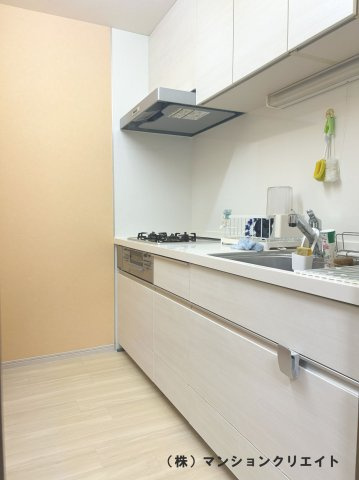 福井ダイカンプラザのキッチン|白くスッキリしたキッチンです